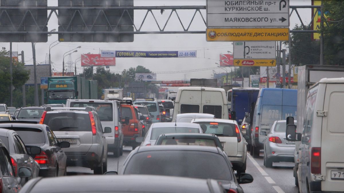 Ruský ústav navrhl započítávat čas na dojíždění do pracovní doby. A většina Rusů je pro